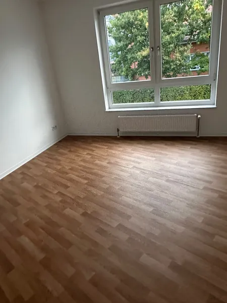 Modernisierte 2-Zimmer-Wohnung mit neuem Duschbad und Bodenbelag in Berlin-Müggelheim — photo 1